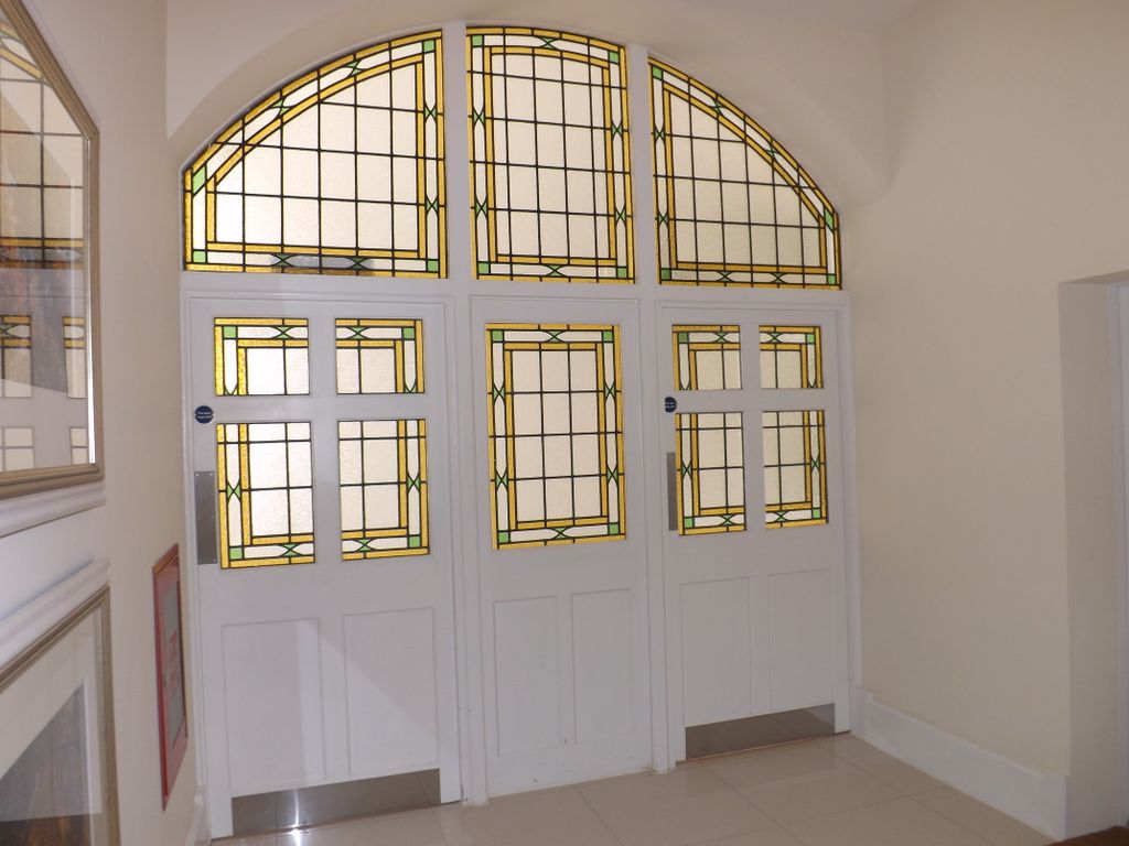 Property photo 3 of 10 Entrance Hall