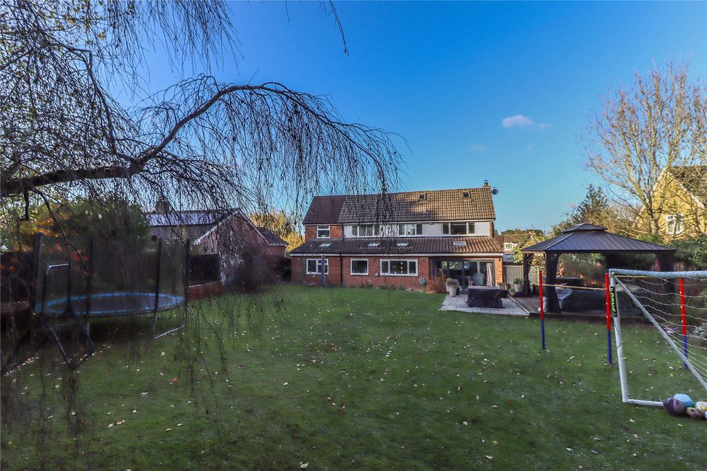 Property photo 2 of 28 Picture No. 23