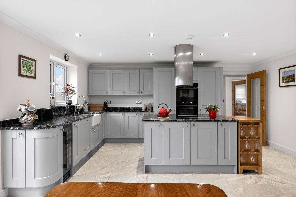 Property photo 2 of 27