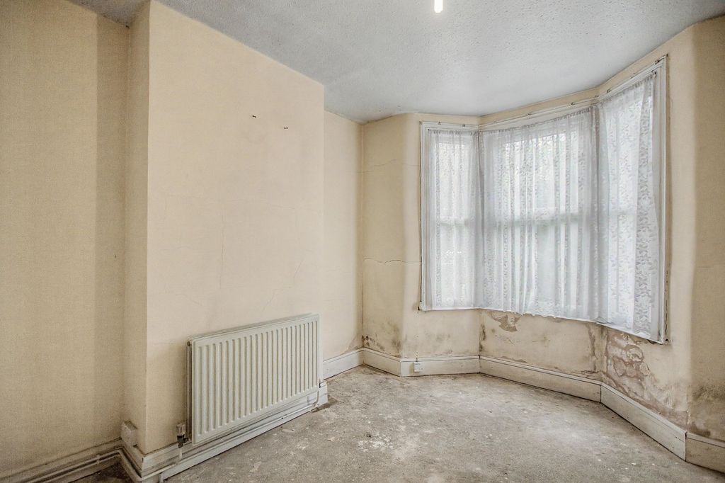 Property photo 2 of 11 Ground Floor Flat, 53 Carnarvon Road, Leyton, E10 6Dw