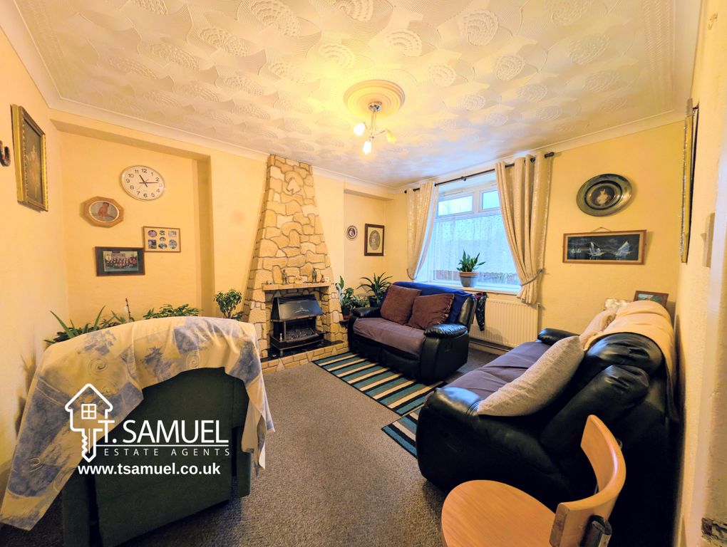 Property photo 3 of 33 Living Room