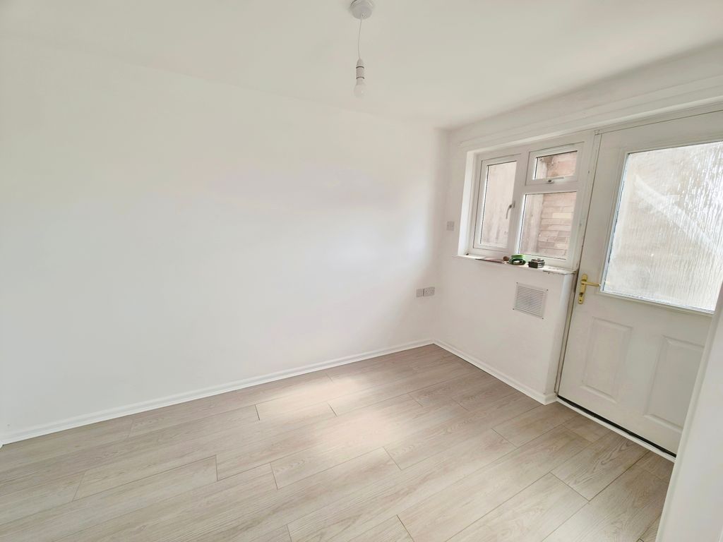 Property photo 3 of 13 40176Bf0-1000011763