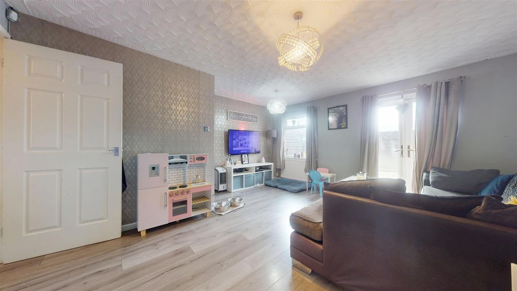 Property photo 2 of 17 Cansfield Street Living Room