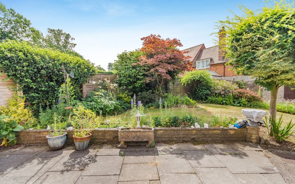 Property photo 2 of 11 Garden