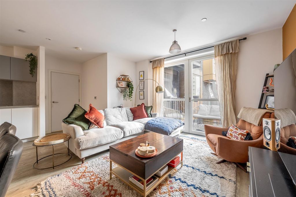 Property photo 2 of 23 South Grove, E17