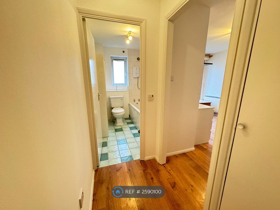 Property photo 2 of 14 Entrance Hall