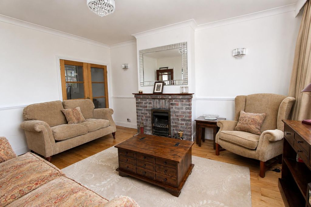 Property photo 3 of 18 Lounge2