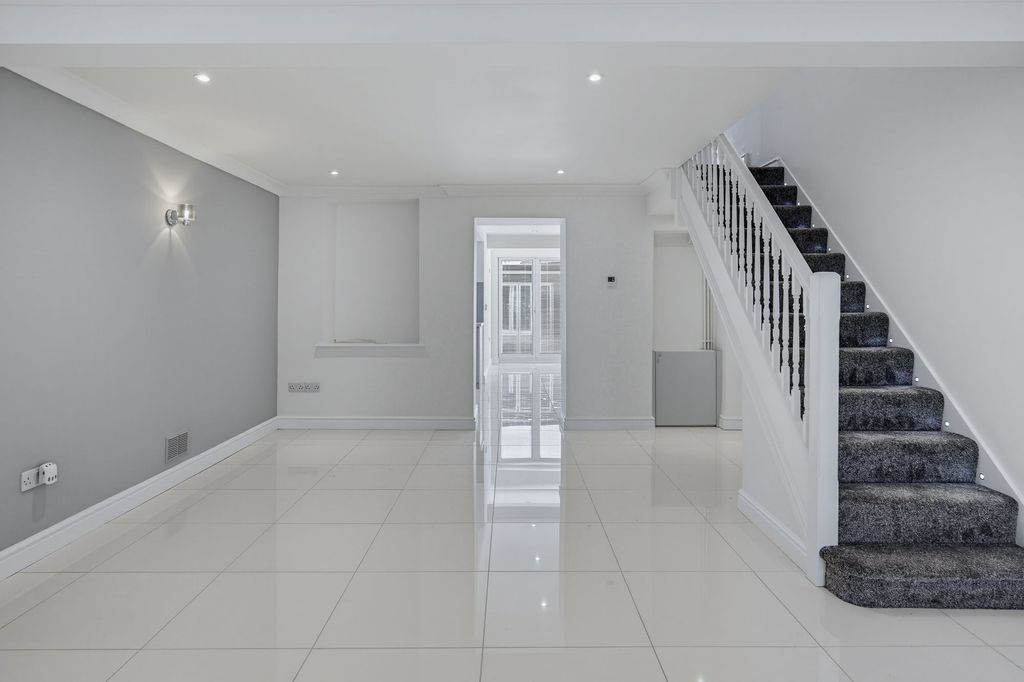 Property photo 2 of 40