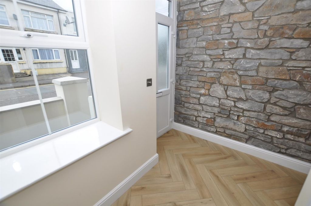 Property photo 2 of 22 Entrance - Hallway