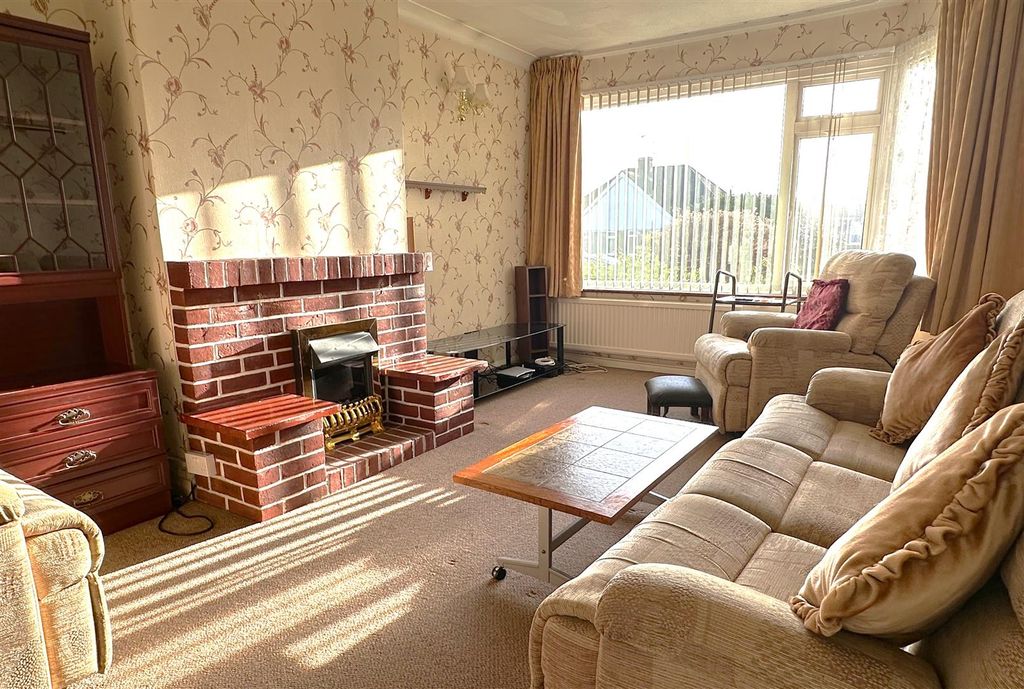 Property photo 2 of 11 Sitting