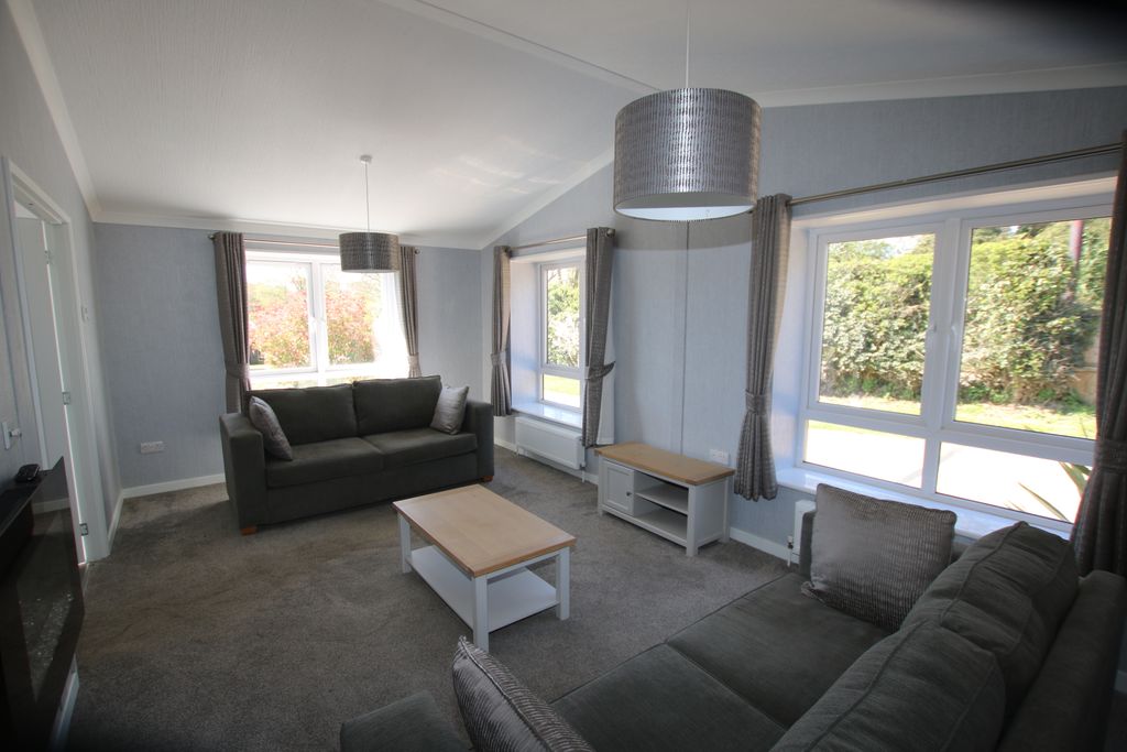 Property photo 3 of 14 6Newbourned