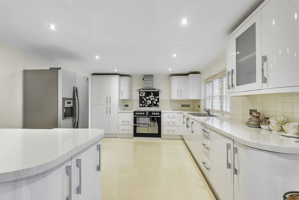 Property photo 3 of 17 Kitchen