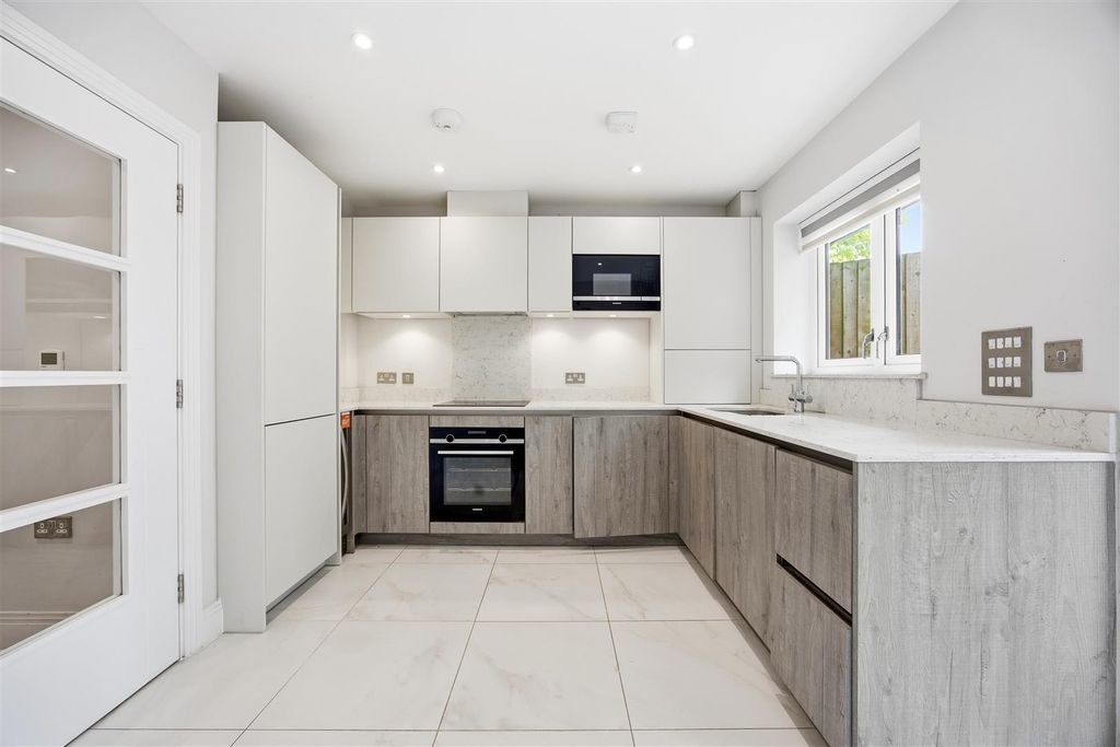 Property photo 3 of 18 Kitchen