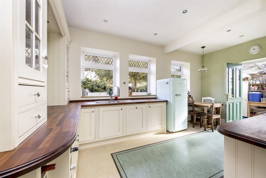 Property photo 3 of 21 Broadwater Street West, 120-009.Jpg