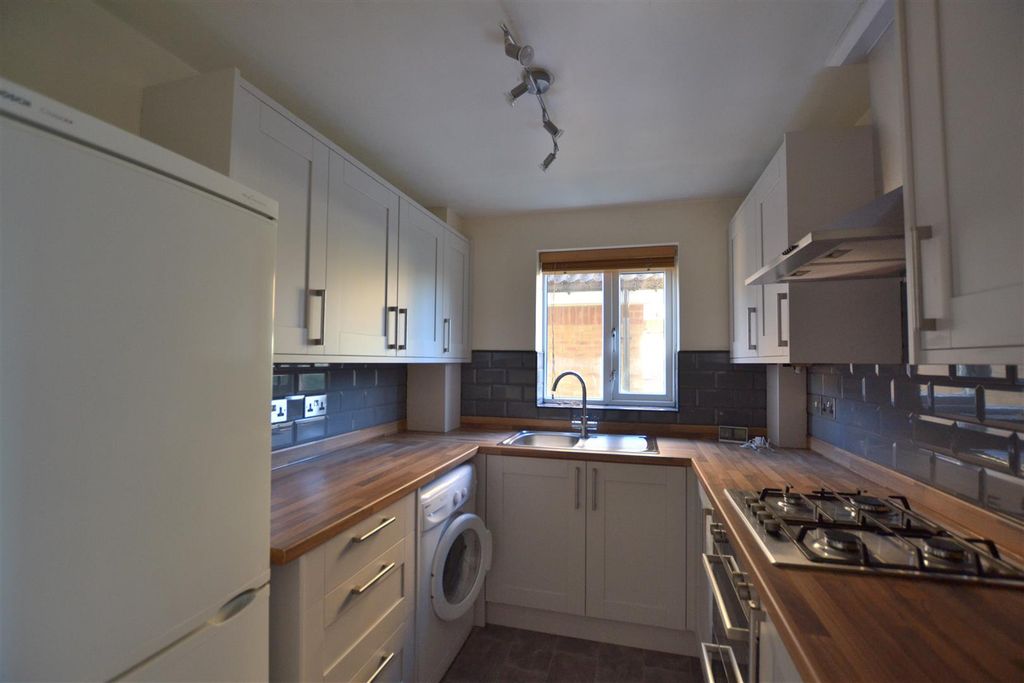 Property photo 3 of 6 Kitchen
