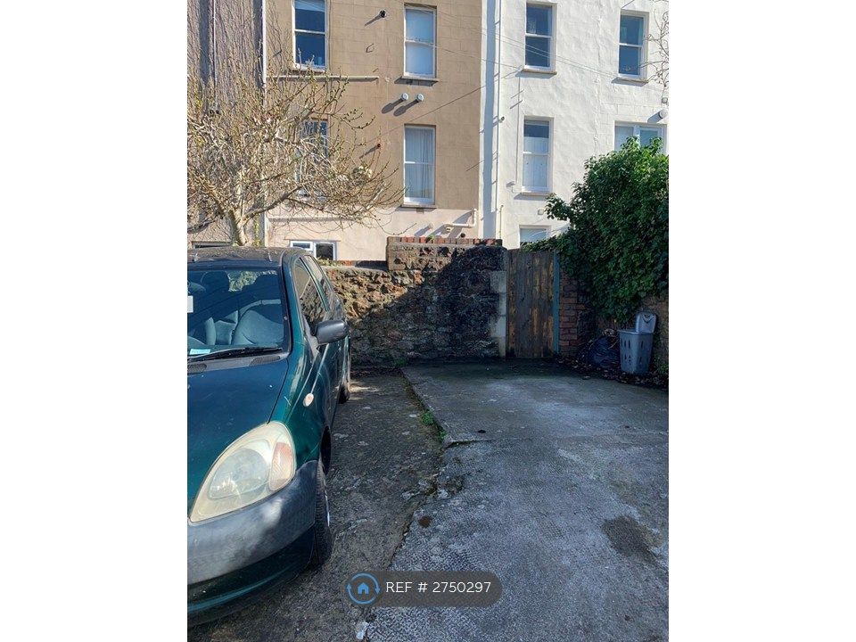 Property photo 3 of 9 Parking