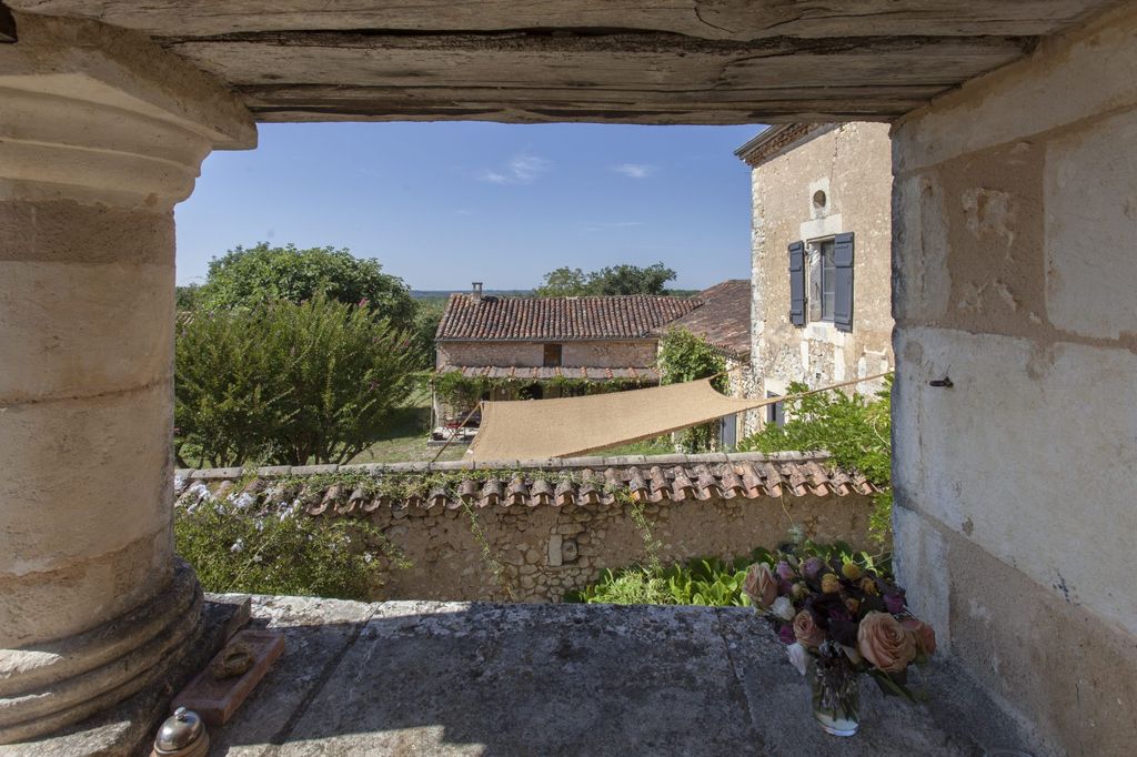 Property photo 2 of 20