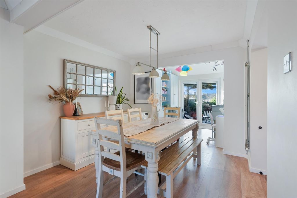 Property photo 3 of 16 Radstock Way (12).Jpg