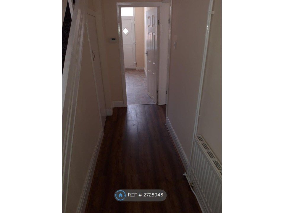 Property photo 2 of 8 Hallway