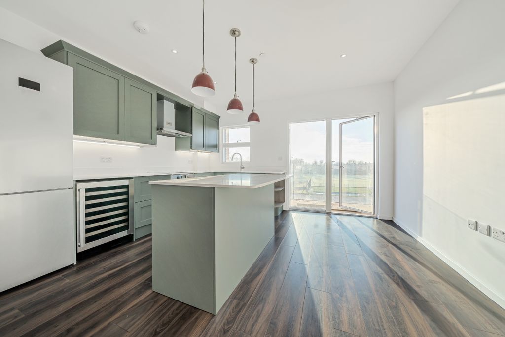 Property photo 2 of 16 930633 (4)c