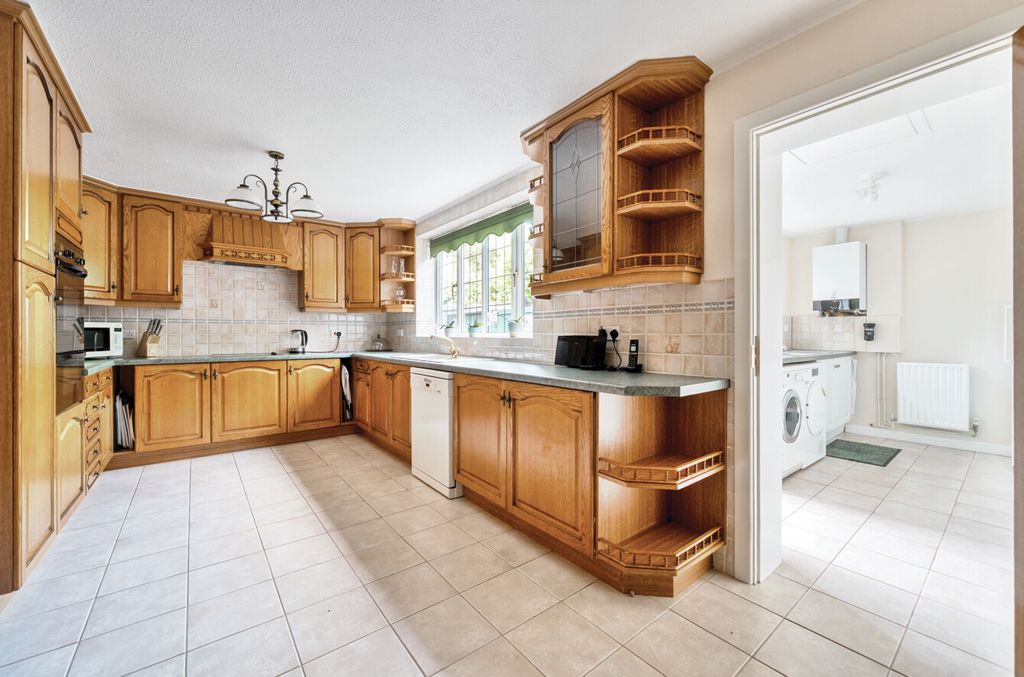 Property photo 3 of 21 1328953-12-6880Bd...