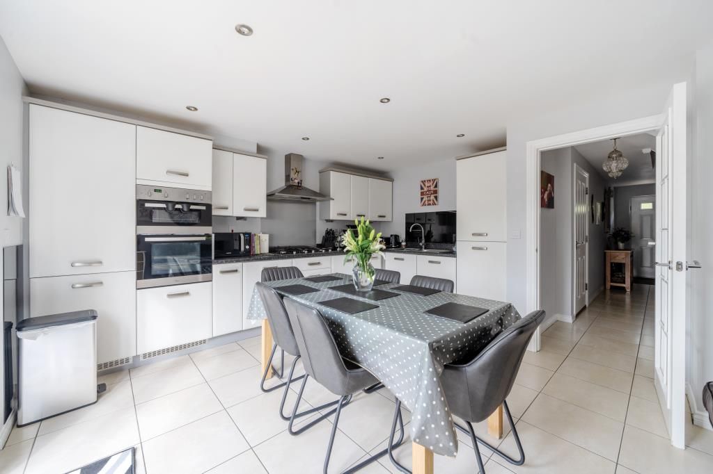 Property photo 3 of 10 Kitchen
