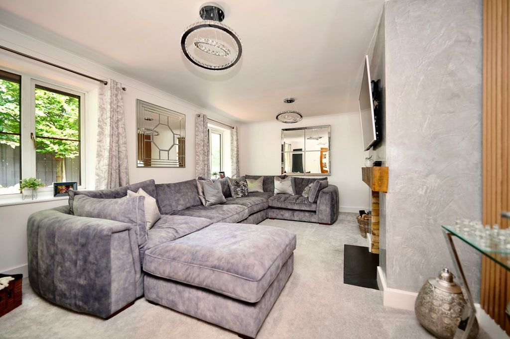 Property photo 2 of 27