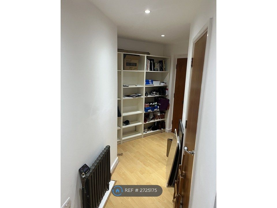 Property photo 3 of 11 Hall - Entryway