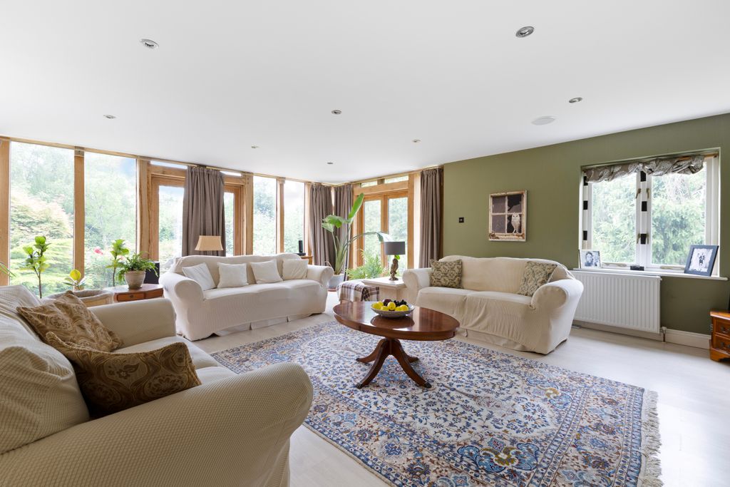 Property photo 3 of 18 Sitting Room
