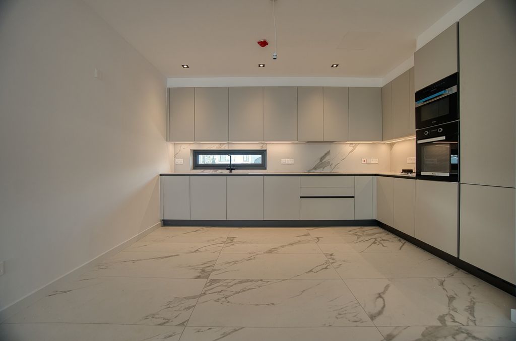 Property photo 2 of 30