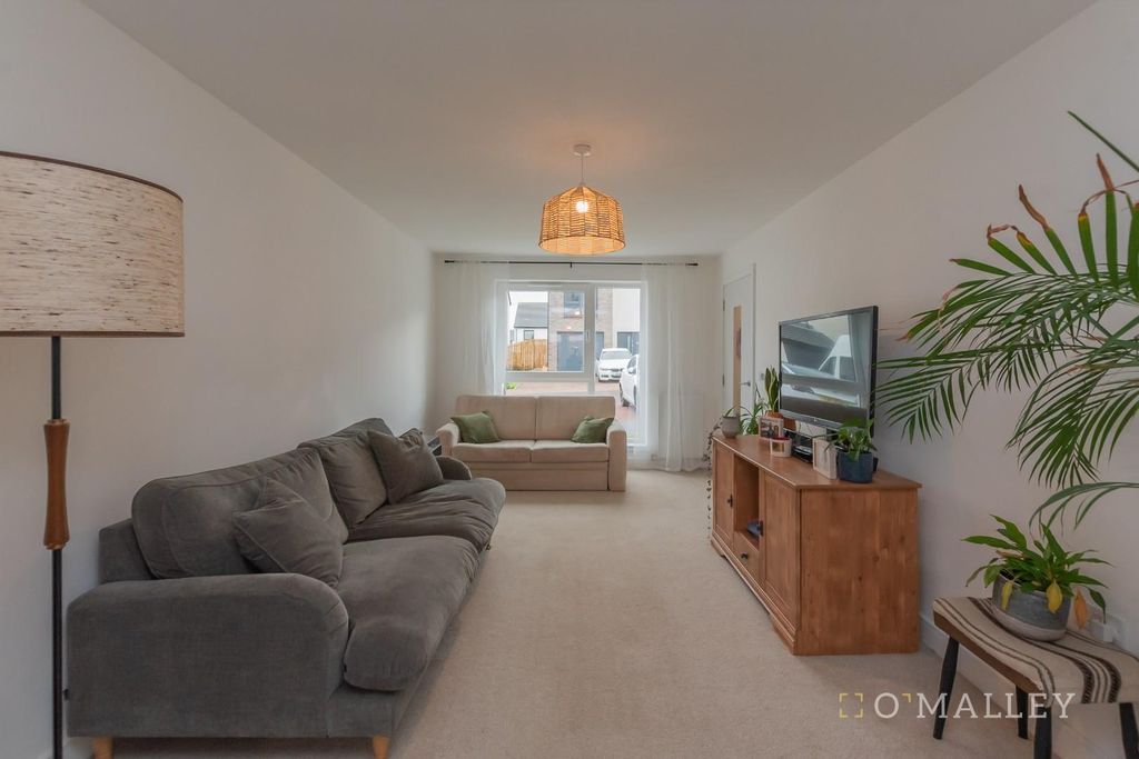Property photo 3 of 28 6. Living Room 1.Jpg