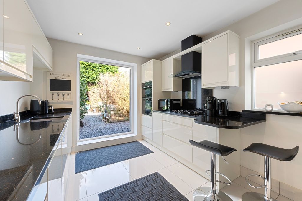 Property photo 3 of 17 3993313