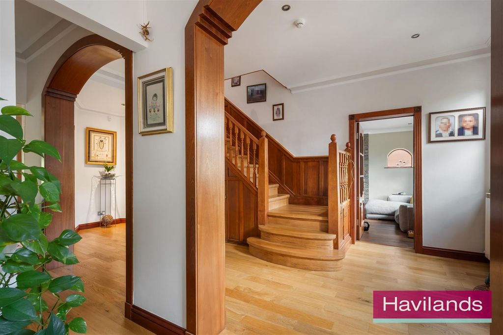 Property photo 3 of 38 Eversley Crescent-23.Jpg