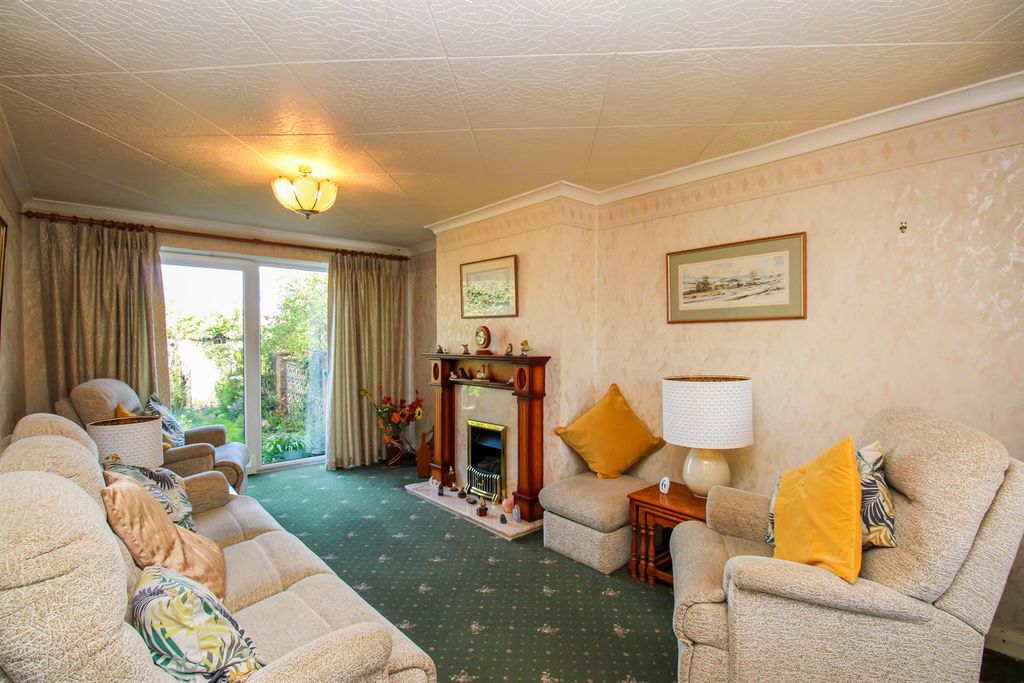 Property photo 2 of 11 Lounge/Dining Room