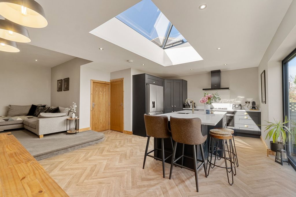 Property photo 3 of 25