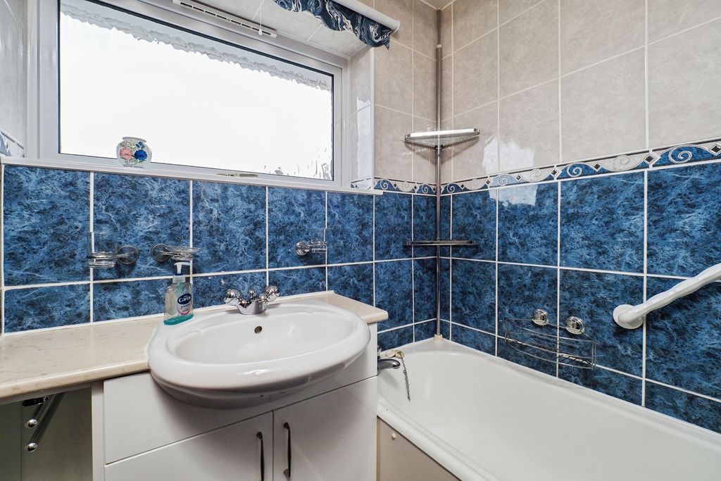 Property photo 3 of 17 Bathroom