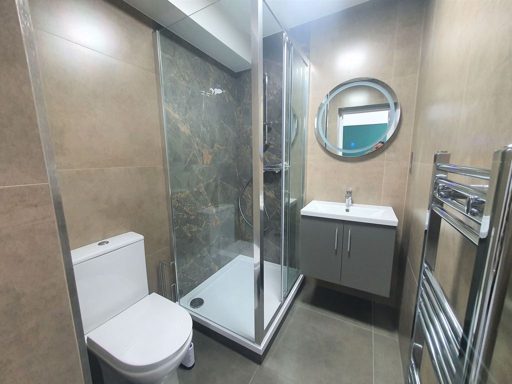 Property photo 1 of 8 Ensuite