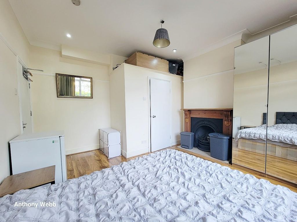 Property photo 3 of 6 Bedroom