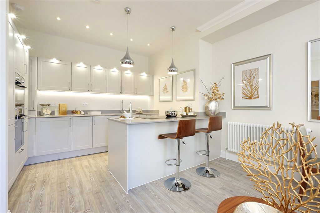 Property photo 2 of 8 Binfield House