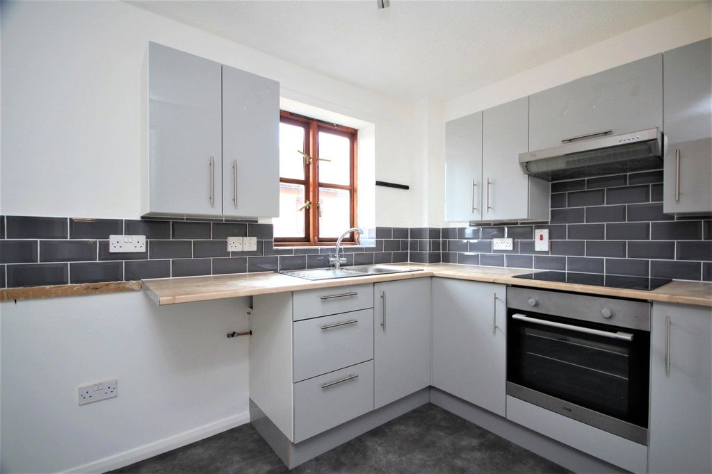 Property photo 3 of 6 Kitchen