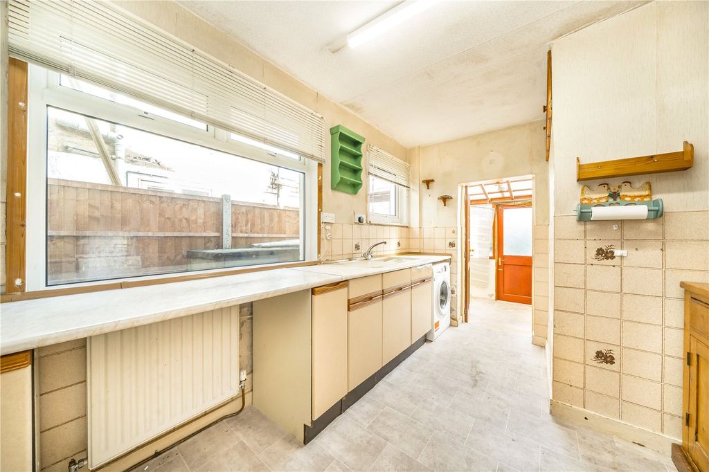 Property photo 3 of 10 Kitchen