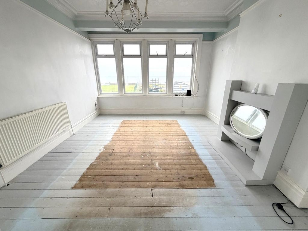 Property photo 3 of 12 Lounge