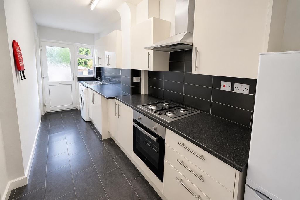 Property photo 3 of 12 Kitchen