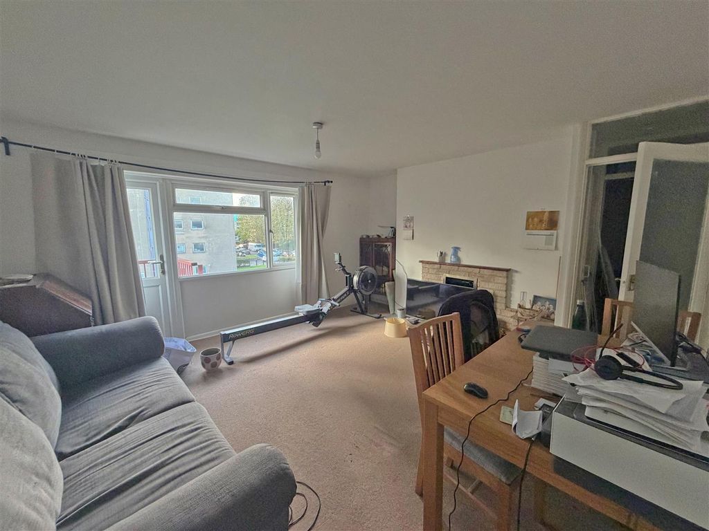 Property photo 3 of 9 Living Room