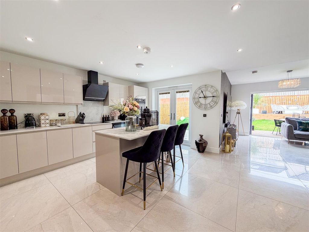 Property photo 3 of 38 Dining Kitchen