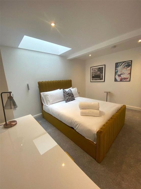 Property photo 2 of 10 Bright And Modern Double Bedroom Featuring A Comfo...