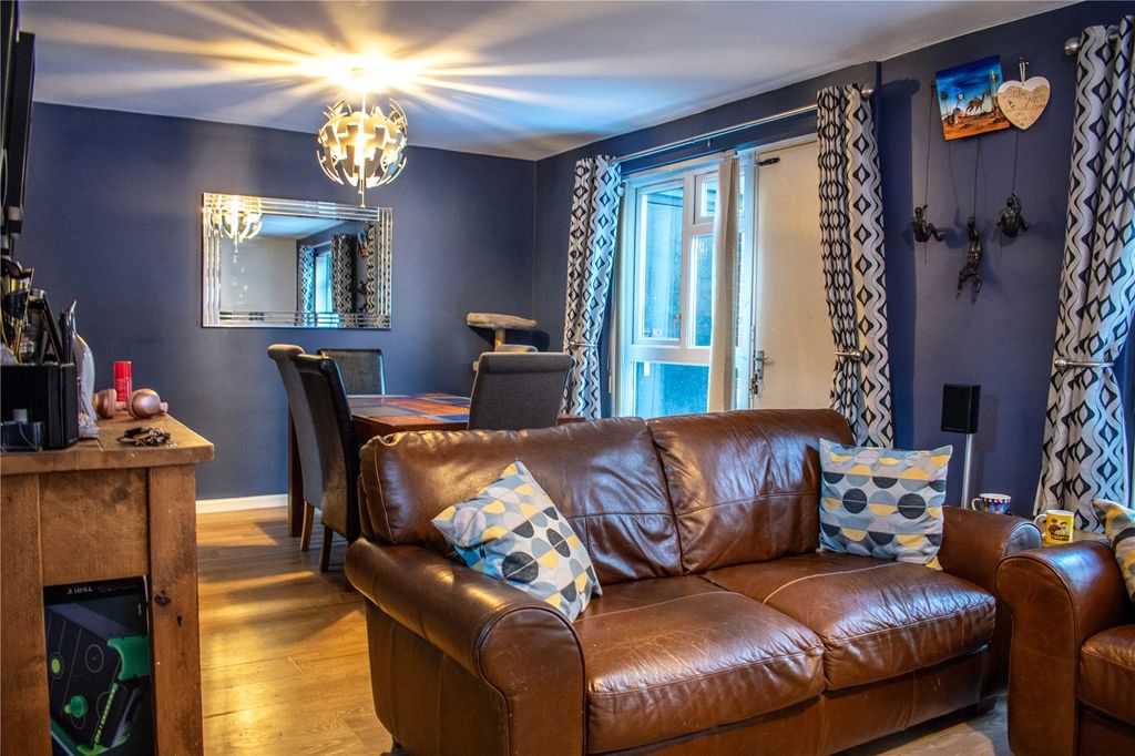 Property photo 3 of 18 Lounge