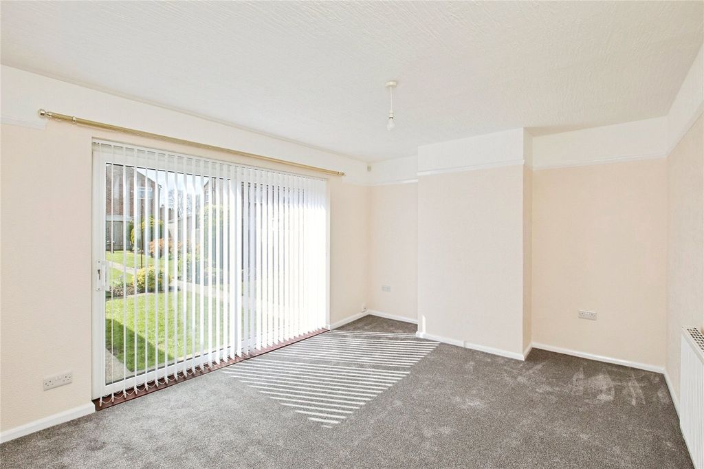 Property photo 3 of 18 Lounge