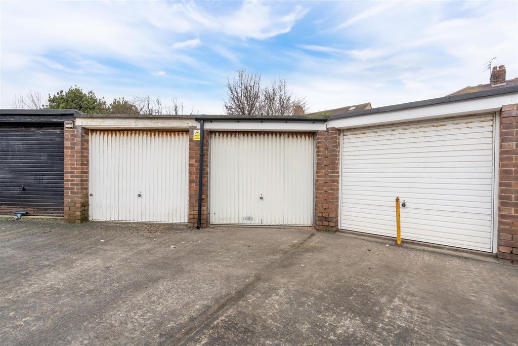 Property photo 1 of 2 External