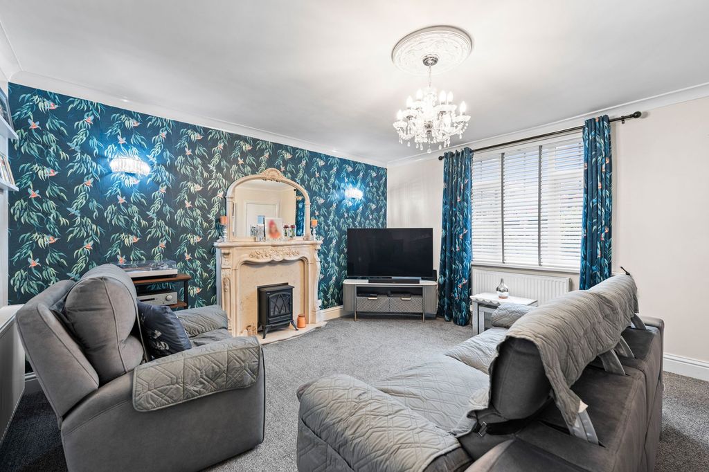 Property photo 2 of 27